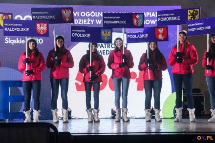 Wolontariusze z nazwami województw uczestniczących w OOM/fot. B. Kukucz/ox.pl