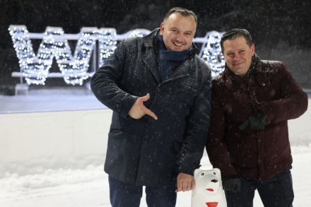Marszałek i burmistrz na lodowisku w Wiśle