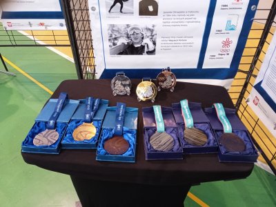 Kolekcja medali olimpijskich stanowiąca część wystawy towarzyszącej festiwalowi