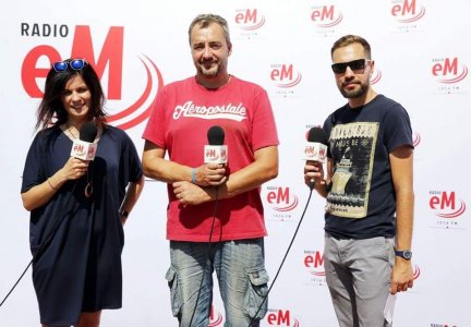 Dziennikarze radia eM oraz Janusz Tyszkowski zapraszający na Międzynarodową Noc Zbójnicką na Skolnity