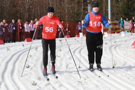 Uczestnicy na nartach biegowych