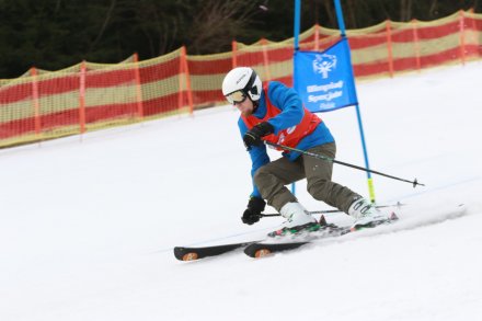 Uzcestnik na nartach zjazdowych