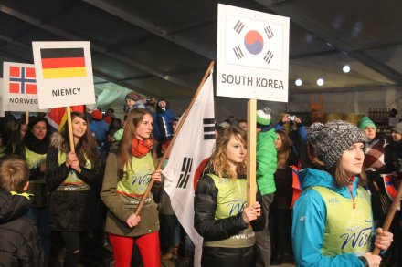 Wejście wolontariuszy z flagami i tablicami państw uczestniczących w Pucharze Świata na scenę