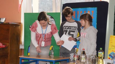 Uczniowie z Jawornika wykonują eksperyment podczas niecodziennych zajęć