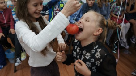 Jedzenie jabłka przez uczestniczkę zabawy