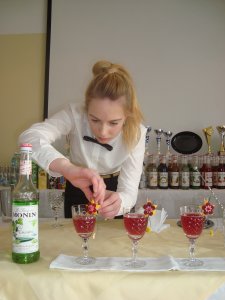 Natalia przygotowuje drink konkursowy