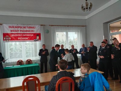 Burmistrz Tomasz Bujok nagradzający najlepszych