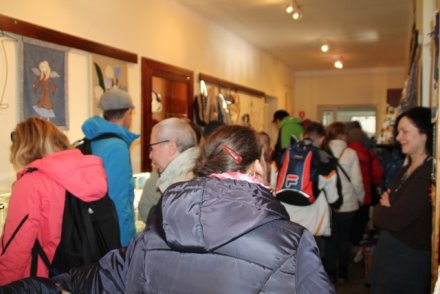 Uczestnicy Warsztatów Terapii Zajęciowej z Czechowic zwiedzają Galeryjkę Wiślańskiego Centrum Kultury