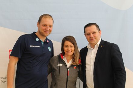 Burmistrz Tomasz Bujok, biathlonistka Weronika Nowakowska-Ziemniak oraz przedstawiciel organizatorów Marcin Strządała