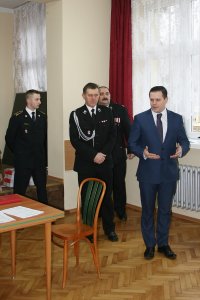 Burmistrz Tomasz Bujok i komendant OSP Jan Pilch witają uczestników