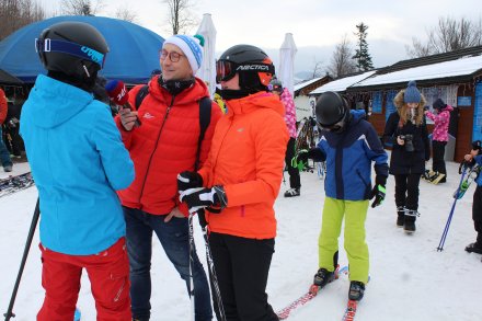 Dziennikarz Kamil Nosel podpytuje narciarzy o warunki na stoku