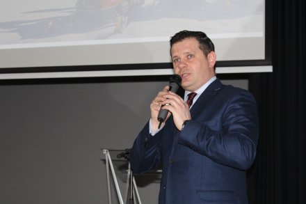 Burmistrz Tomasz Bujok w trakcie spotkania