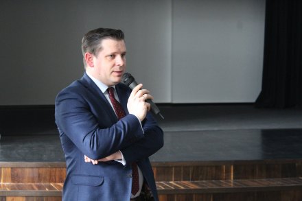 Burmistrz Tomasz Bujok odpowiadający na pytania młodzieży