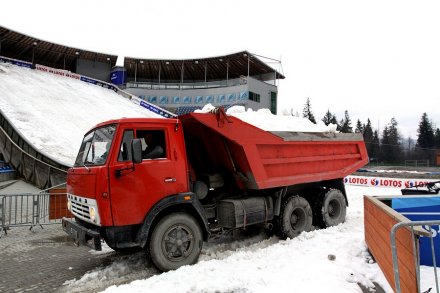 Ciężarówka ze śniegiem na skoczni