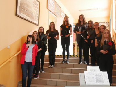 Uczniowie wiślańskiego liceum podczas aktywności w ramach szkolnych zajęć