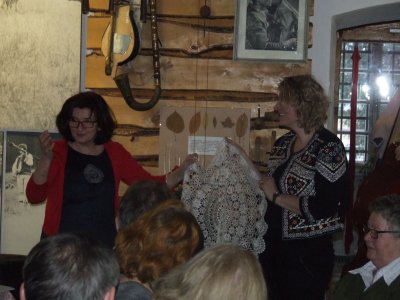 Kierownik Muzeum Małgorzata Kiereś i Agnieszka Macoszek prezentują koronkę