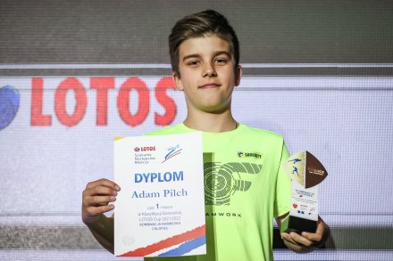 Adam Pilch z dyplomem za pierwsze miejsce wśród kombinatorów norweskich w kategorii Chłopiec