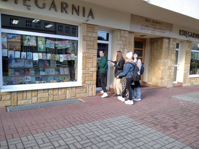 Uczennice wchodzące do księgarni