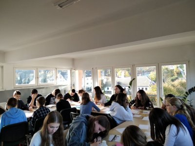 Uczniowie w trakcie warsztatu z grafiki