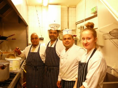 Uczennica z szefami kuchni w restauracji Akash
