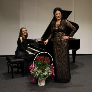 Olivia Ohl-Szulik i Paulina Stateczna z kwiatami