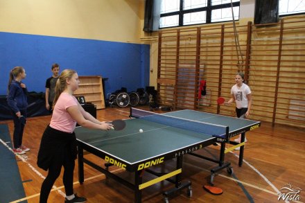 Fragment piątkowych zmagań wiślańskich szkół w tenisie stołowym