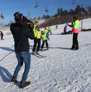 Szkółka narciarska na stoku nagrywana w programie