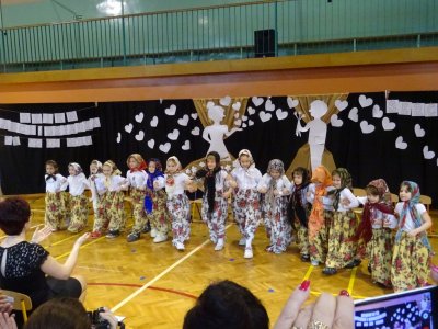 Taniec dziewczynek z oddziału przedszkolnego do piosenki „Babuszki – staruszki”