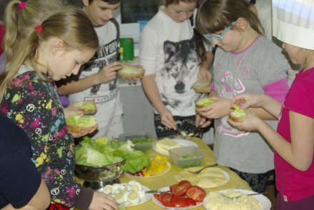 Dzieci przygotowują posiłek