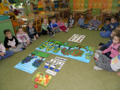 Dzieci prezentują prace wykonane podczas realizacji zadań projektowych