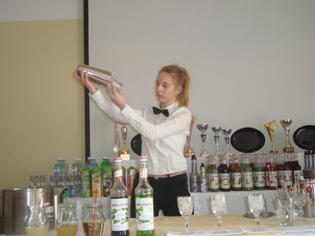 Natalia przygotowuje drink konkursowy