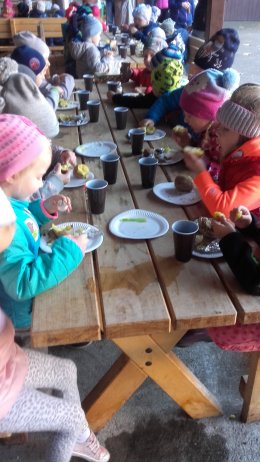 Dzieci z przedszkola jedzą ziemniaki