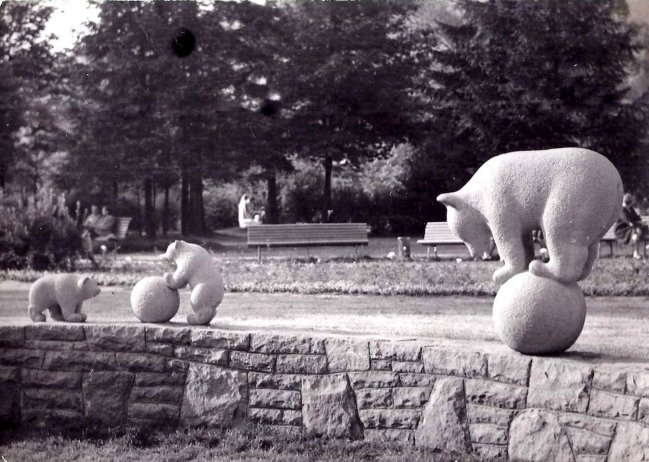Niedźwiadki w parku wykonane przez Jerzego Szarca