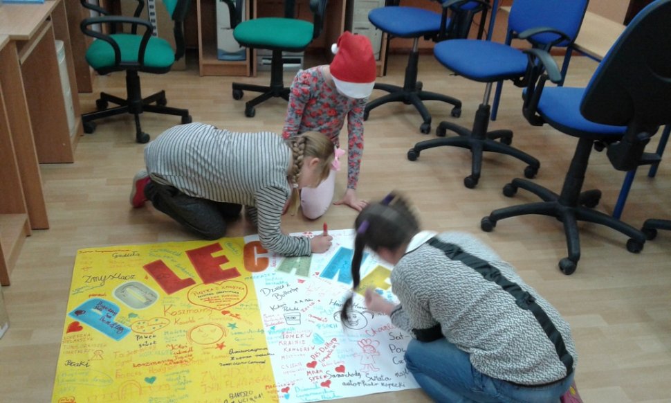 Przygotowanie plakatów przez dzieci