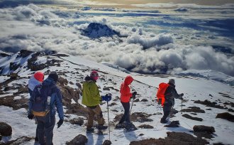 Uczestnicy wyprawy schodzą ze szczytu Kilimandżaro