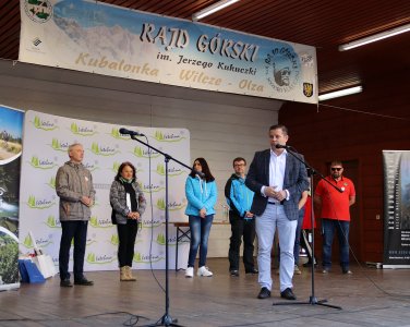 Burmistrz Tomasz Bujok na deskach amfiteatru w Istebnej