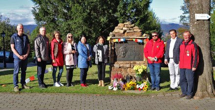 Złożenie kwiatów pod pomnikiem Jerzego Kukuczki w Istebnej