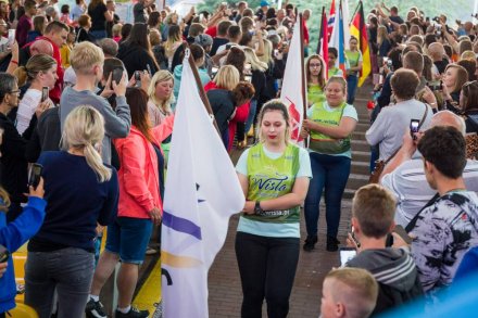 Wejście wolontariuszy z flagami - fot. B. Kukucz/ox.pl