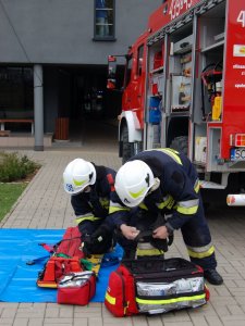 Strażacy przygotowują sprzęt do akcji