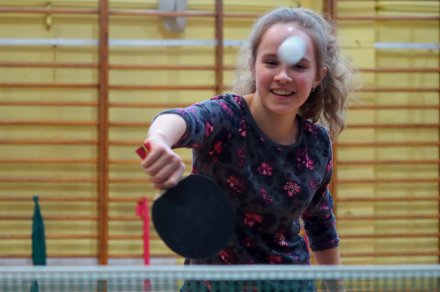 Młoda tenisistka stołowa w akcji