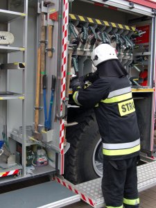 Przygotowanie sprzętu w wozi strażackim