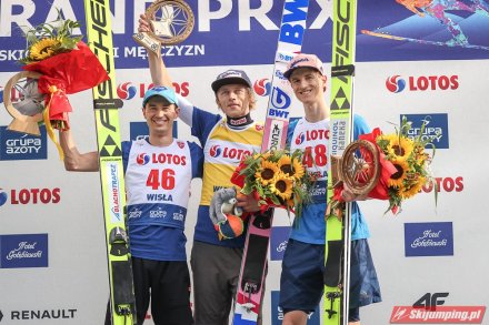 Podium w sobotnim konkursie mężczyzn - Dawid Kubacki, Kamil Stoch i Karl Geiger /fot. Tadeusz Mieczyński/skijumping.pl