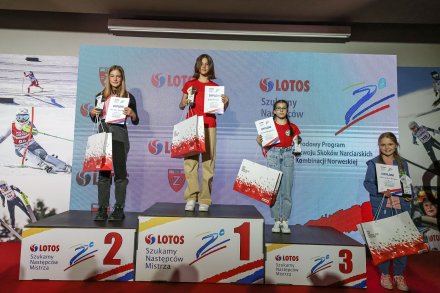 Aleksandra Wójcik wśród nagrodzonych skoczkiń w kategorii Dziewczynka Młodsza
