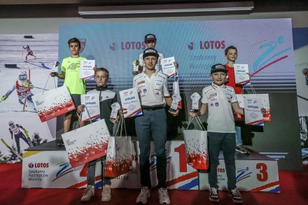 Skoczek Adam Pilch na drugim stopniu podium w kategorii Chłopców