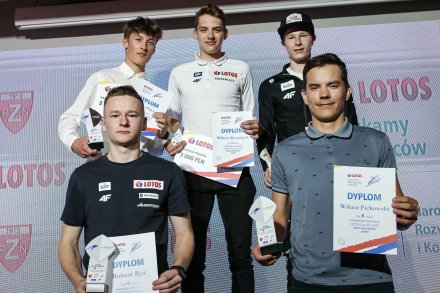 Miłosz Krzempek na najwyższym stopniu wśród skoczków w kategorii Juniorów