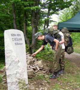 Obelisk oznaczający górę i kopiec cieślarów usypywany przez turystów. (fot) Grażyna Pruska