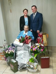 Jubilatka z burmistrzem Wisły i jego małżonką