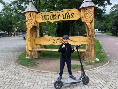 Przy bramie w Parku Kopczyńskiego