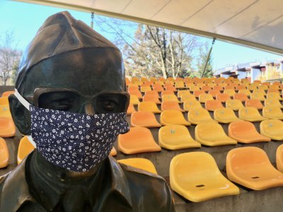 Pomnik Stanisława Hadyny w maseczce