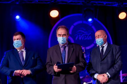 Jerzy Cieślar ze Związku Pszczelarzy z nagrodą/fot. T. Żak/UMWS